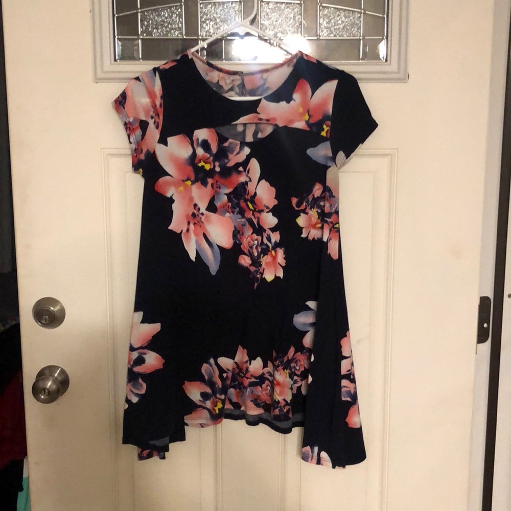 Floral Print Tunic with Keyhole front